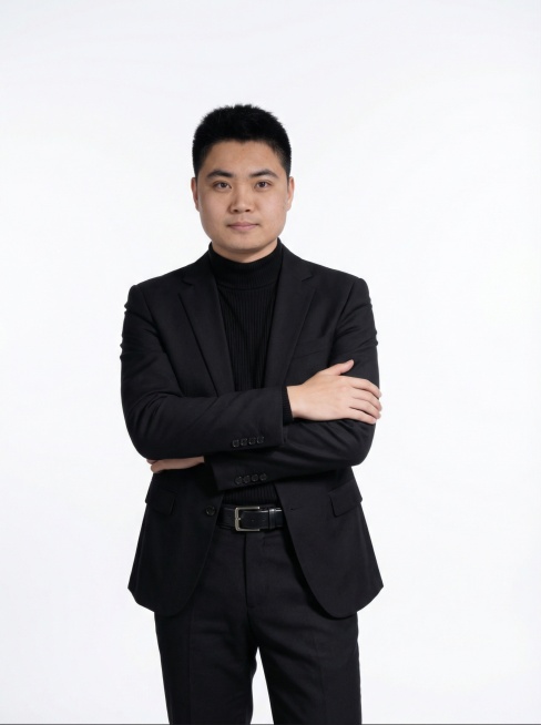 纯白背景，职业形象照，黑色西装，双手交叉姿势  用这个描述预览效果