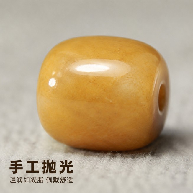 [主图-4] 老型渐变糖料项链抛光工艺与触感展示。
[氛围风格] 细节特写质感，突出手工抛光温润质感；
[画质] 微距商业摄影，细节清晰，材质质感真实。
[元素] 近距离展示单颗老型糖料珠子的表面质感预览效果