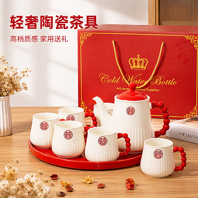[主图-1] 轻奢高档陶瓷茶具套装首图；[氛围风格] 高档喜庆家居治愈风；[画质] 商业摄影质感、光线柔和通透、产品清晰真实、画面干净高级，超高清2.8m画质；[元素]保持陶瓷茶具套装的外观（物理结构、材质质感、米白色陶瓷、红色配件、囍字图案）与输入产品图绝对一致，杜绝任何变形和色差，精细化处理。整套茶具礼盒放置在温润胡桃木质感餐桌中央，茶壶搭配6个茶杯整齐摆放在红色圆形茶盘上，前景点缀几朵干花提升氛围感。商品主体占比严格控制在70%左右，画面满屏无边框。[光影] 明亮柔和的窗边自然光，主光从左侧照射，突出陶瓷釉面细腻质感，辅光补光消除阴影，整体光影通透高级；[配色] 主色调米白+喜庆正红，背景使用暖调浅木色，整体配色喜庆高档，干净通透；[视角构图] 平视视角，产品居中为视觉中心，景深适中，轮廓完整不裁切；[文字版式] 左上负空间左对齐留安全边距，大字主文案“轻奢陶瓷茶具”红色粗体最大号无衬线，辅助小字“高档质感 家用送礼”约半高同色系。保持产品外观（即物理结构、材质质感、颜色）与输入产品图绝对一致，杜绝任何变形和色差，精细化处理。[比例分辨率] 1:1比例，2048px宽度 2048px高度，2k分辨率；文字清晰可辨，超高清。[负向提示词] 变形，水印，文字错乱，产品图模糊，背景杂乱
