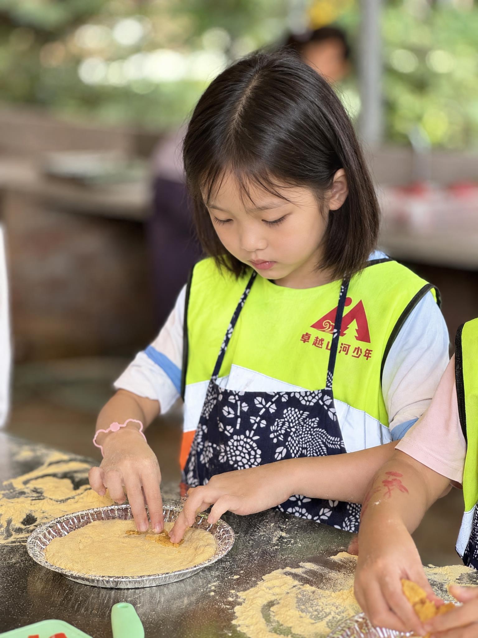 将图中女孩的面部替换为另一位同龄东亚女孩的相貌，与原孩子有明显… - 图片创意预览