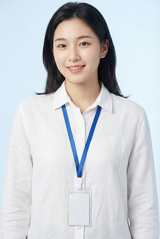 一个18随亚洲美女模特戴着图中的证件卡套，展示这个证件套