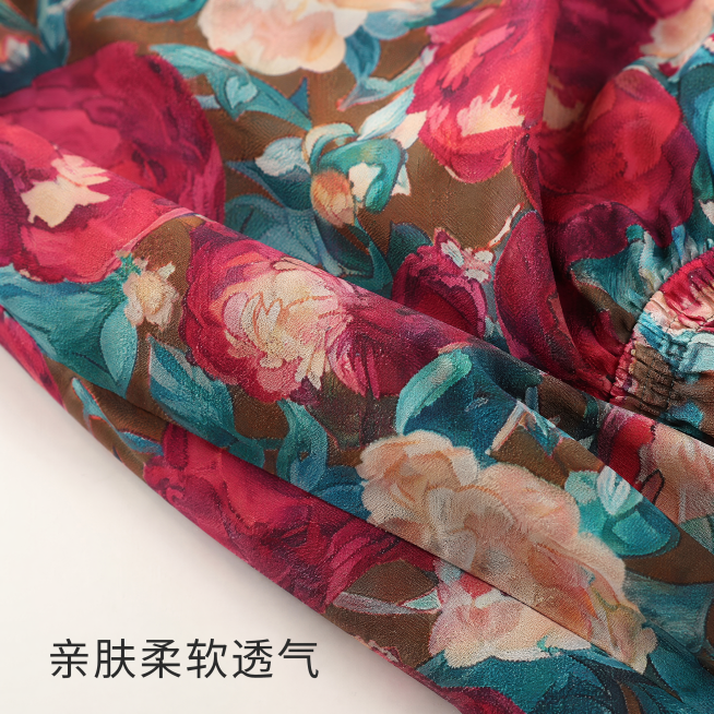 [主图-4]大码连衣裙面料纹理细节特写
氛围：产品细节展示，高清写实质感
画质：微距特写，纹理清晰，质感真实
元素：放大红色玫瑰连衣裙面料局部，展示肌理和高订印花细节，纹理清晰，呈现亲肤柔软质感。保持预览效果