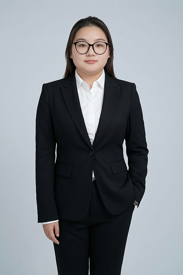 基于参考图人物生成形象照，身穿黑色亚面精纺面料西装外套,黑色亚面精纺面料西裤，内搭白色衬衫。简约冷调浅灰色纯色背景，背景光线均匀柔和，强化色彩对比的高级感，呈现均匀柔和质感，极简干净背景。采用标准焦段50mm,F/4光圈，平视视角，镜头与人物视线齐平。人物占画面70%，人物居中，位于画面中心，入境范围头部及以下至臀部下方10cm，半身像构图，呈正面单手插兜姿态，左手插在西装裤侧缝口袋仅露出手腕部分，右臂自然垂落，肢体自然，自信从容。