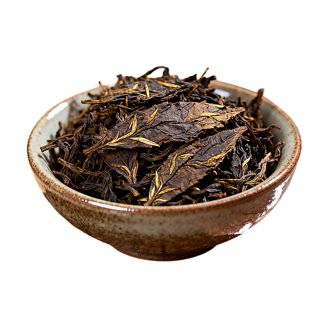 写实风格画面，质朴的陶瓷碗摆放在原木质感桌面上，碗里盛放着干燥的普洱茶叶，叶片呈现深褐带金毫的自然色泽，纹理清晰，旁边散落着几片茶叶，光线柔和自然，整体氛围清新雅致