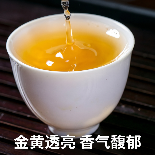 [主图-7] 茶汤特写主图，突出透亮金黄的汤色特点。[氛围风格] 干净通透，突出茶汤品质。[画质] 商业摄影质感，光线柔和通透，产品清晰真实，画面干净高级。[元素] 白瓷品茗杯盛放金黄茶汤，一滴茶汤正预览效果