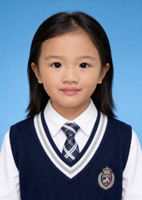 保留第一张图中人物发型､脸型､年龄特征生成标准样式纯正面儿童证件照;人物主体严格居中,头部大小与位置严格对齐第二张图,双肩水平平衡,面部中轴线对齐画面中心,正视前方;标准儿童证件照构图,人物绝对居中,预览效果