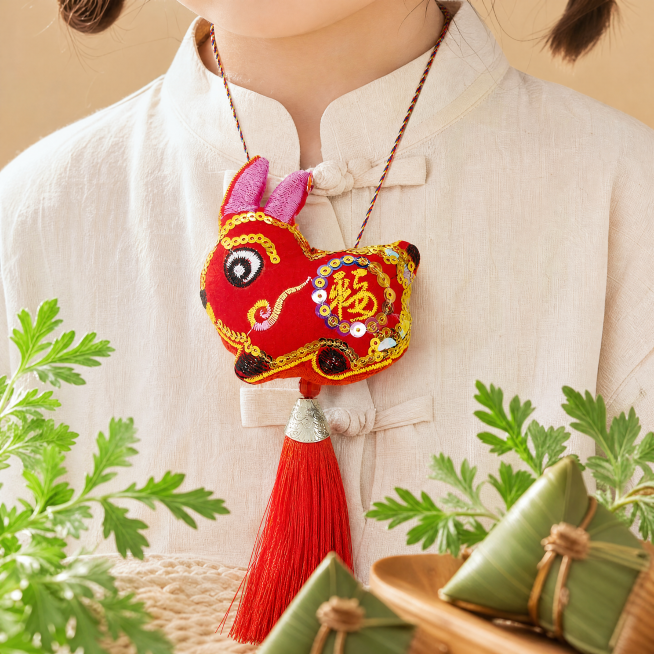 [主图-3] 兔年刺绣端午香包项链产品特写展示。[氛围风格] 端午节氛围，小清新风格，温馨自然。[画质] 商业摄影质感、光线柔和通透、产品清晰真实、画面干净高级。[元素] 香包项链佩戴在5岁小朋友脖子预览效果