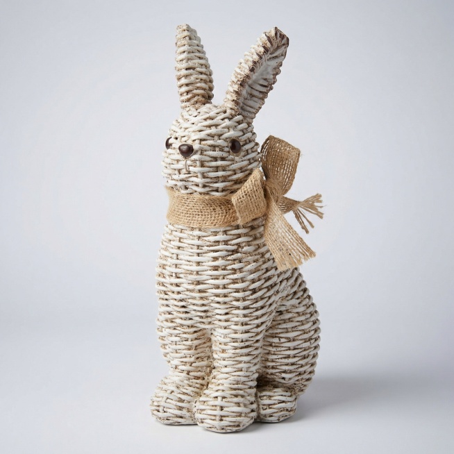 以图中的大仿藤编兔子摆件为主体，生成1:1比例的电商主图，正面视角，保持复古质朴的风格，背景为干净的浅灰色渐变，清晰展示兔子的编织纹理和麻绳蝴蝶结细节，画面简洁有质感预览效果
