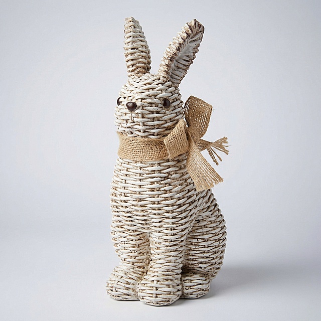 以图中的大仿藤编兔子摆件为主体，生成1:1比例的电商主图，正面视角，保持复古质朴的风格，背景为干净的浅灰色渐变，清晰展示兔子的编织纹理和麻绳蝴蝶结细节，画面简洁有质感