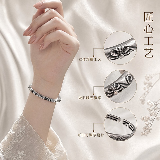 [主图-2] 复古做旧雕花开口银手镯核心亮点图，展示材质工艺与佩戴效果，突出做旧工艺与雕花细节。
[统一基调] 整体风格为高级国风复古，背景主色为香槟米白搭配浅灰丝绸质感，标题字色为深古铜金，辅助字色为暖灰色，强调色为哑光银，字体采用纤细优雅的宋体衬线体，字号层级分明，无厚重色块底板，整体克制精致。
[画面] 画面左侧为女性手腕局部特写，肤色白皙细腻，手腕上佩戴着这款开口雕花银手镯，手镯位置在手腕骨上方，展示佩戴高度与贴合度。手呈自然放松微曲姿态，手指修长，指甲为裸色简约款。右侧留白区域展示手镯的雕花微距细节，用细线引出三个标注点，分别指向不同的雕花部位：第一个标注「立体浮雕工艺」，第二个标注「做旧哑光质感」，第三个标注「开口可调节设计」。背景延续米白色丝绸质感，比首图稍浅，整体干净通透。
[光影质感] 商业珠宝摄影质感，柔光均匀打在手腕与手镯上，金属表面呈现细腻的哑光光泽，皮肤质感真实自然，雕花的凹凸纹理通过光影清晰展现。手腕下方有柔和的投影，整体光影柔和高级。
[配色] 香槟米白背景 + 哑光银手镯 + 白皙肤色 + 深古铜金文字 + 暖灰辅助色，色调统一和谐。
[文字版式] 画面右上角竖排主标题「匠心工艺」，深古铜金宋体，字号适中。三个标注文字为小号宋体，深古铜金色，引线为细金线，标注点为小圆点。文字不遮挡手镯主体雕花部分。
[输出要求] 比例1:1，文字清晰可读，产品与佩戴效果清晰，雕花细节完整。负向：变形、错字、模糊、杂乱、水印、平台Logo、手指畸形、皮肤瑕疵、产品穿模、廉价感。