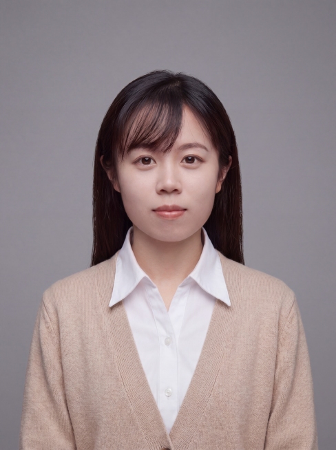参考图中保留人物脸型、发型、年龄等特征生成老师职业形象照，标准焦段50mm,f/4光圈，平视视角，人物占画面70%，人物居中构图，位于画面中心为视觉聚焦点，入境范围头部及以下至臀部下方10cm（半身像预览效果