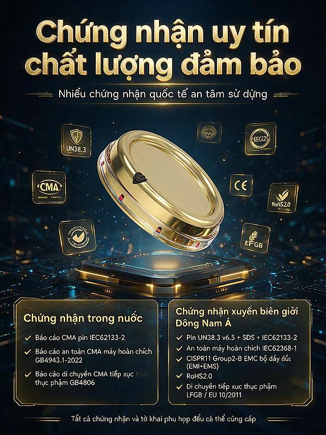 Trang chứng nhận chất lượng, tiếng Việt. Nền công nghệ tối. Tiêu đề lớn phía trên "Chứng nhận uy tín chất lượng đảm bảo", phụ đề "Nhiều chứng nhận quốc tế an tâm sử dụng". Phần giữa: máy tạo bọt bia màu vàng (phủ vàng + đế đèn LED trong suốt + nút nguồn phía trên) góc 45 độ, dải đèn RGB sáng, xung quanh có nhiều biểu tượng huy hiệu chứng nhận. Phía dưới có 2 cột danh sách chứng nhận. Cột trái tiêu đề "Chứng nhận trong nước", nội dung: "Báo cáo CMA pin IEC62133-2", "Báo cáo an toàn CMA máy hoàn chỉnh GB4943.1-2022", "Báo cáo di chuyển CMA tiếp xúc thực phẩm GB4806". Cột phải tiêu đề "Chứng nhận xuyên biên giới Đông Nam Á", nội dung: "Pin UN38.3 v6.5 + SDS + IEC62133-2", "An toàn máy hoàn chỉnh IEC62368-1", "CISPR11 Group2-B EMC bộ đầy đủ (EMI+EMS)", "RoHS2.0", "Di chuyển tiếp xúc thực phẩm LFGB / EU 10/2011". Chữ nhỏ phía dưới: "Tất cả chứng nhận và tờ khai phù hợp đều có thể cung cấp". Chữ tiếng Việt màu trắng và vàng, ảnh đứng 3:4, công nghệ cao, chất lượng ảnh cao.