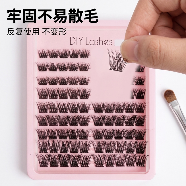 [主图 3] 假睫毛不易散毛质感展示，氛围风格：真实材质实拍风，适配1688源头品质感。画质：商业摄影质感、光线柔和通透、产品清晰真实、画面干净高级。元素：假睫毛产品居中展示，手动轻轻捏起一簇睫毛展示预览效果