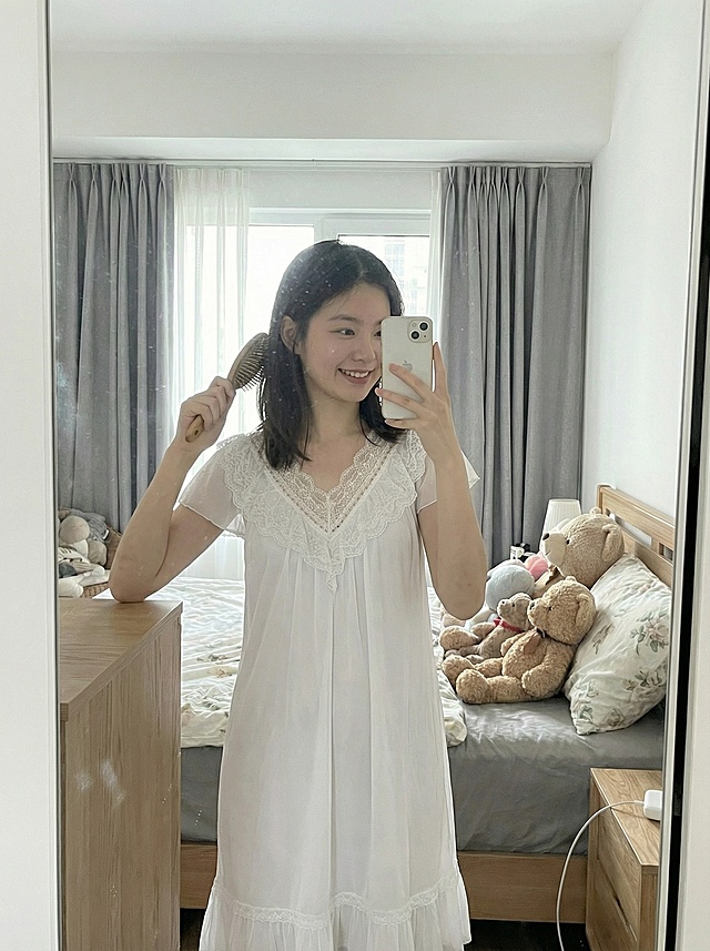 保持衣服、场景和风格不变，生成一张动作和拍摄角度自然日常且和原图、前两张都不一样的图片