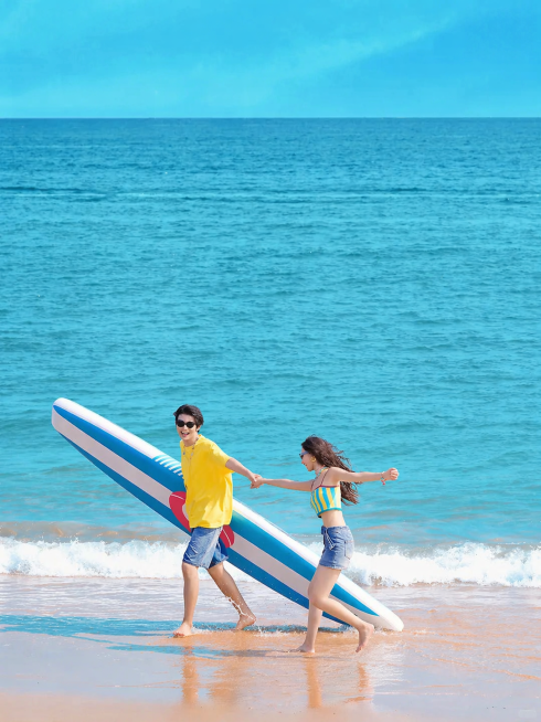 参考原图片风格，保持海边情侣扛桨板的画面内容，移除所有水印、英文字母和文字内容预览效果