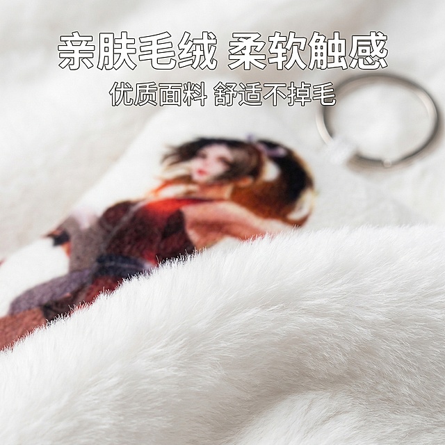 1:1 竖版电商主图，严格还原不知火舞语音挂件产品细节。微距拍摄挂件毛绒表面，清晰展示白色毛绒的柔软细腻质感，突出亲肤材质卖点。主标题："亲肤毛绒 柔软触感"，副标题："优质面料 舒适不掉毛"，主标题置于画面上方居中，副标题在主标题下方，文字采用统一无衬线字体，颜色为白色带1px浅灰描边，与毛绒背景形成对比。整体设计为杂志级排版，高清质感，光影柔和，风格与首图统一。负面提示：禁止材质展示模糊、纹理失真，禁止出现掉毛、破损等负面细节，禁止文字排版杂乱，禁止背景杂乱干扰，禁止过度磨皮。