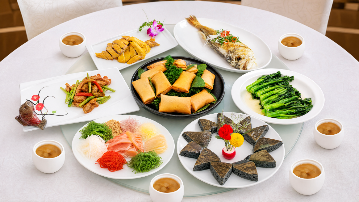 将提供的8张菜品图合成一桌菜，总共保留6份位上汤，保持背景干净清爽，整体构图整齐协调，菜品摆放自然，保留每道菜原有的质感和丰富色彩预览效果