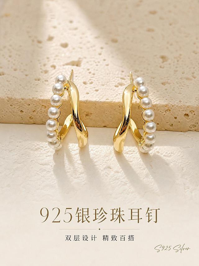 [主图-1] 925银双层珍珠C形耳钉 首图点击率 高级轻奢氛围展示。
[统一基调] 高级轻奢珠宝商业摄影风格；暖调柔光；背景为奶油米白色调洞石/岩板材质；字体为纤细优雅衬线体；标题字色为香槟金色；辅助字色为深棕灰色；强调色为珍珠白；整体精致克制，高透光微距质感。
[画面] 耳钉一对居中对称摆放，正面视角，主体占画面60%；放置在米白色洞石台面上，背景为同色系虚化洞石墙面；耳钉为金色925银材质，双层C形设计，外层排列圆润白色珍珠，内层为光面扭曲线条金属；金属表面有细腻高光反射，珍珠有温润皮光；产品完整不切割，左右对称。
[光影质感] 柔光箱主光从左上方45度打下，金属边缘形成窄条轮廓光，珍珠表面有柔和高光点；底部有自然接触阴影，立体感强；整体光影柔和，无硬阴影。
[配色] 主色奶油米白；金属金色；珍珠白色；背景浅米杏色；文字香槟金+深棕灰。
[文字版式] 底部留白处放两行文字：主标题"925银珍珠耳钉"，副标题"双层设计 精致百搭"；右下角小号手写体英文装饰"S925 Silver"；文字不遮挡产品主体。
[输出要求] 比例3:4竖版，2K分辨率，文字清晰，产品清晰锐利；负向：变形、错字、模糊、杂乱、水印、平台Logo、礼盒包装、塑料感、划痕、指纹。