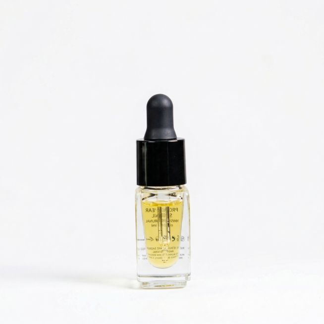 去掉图片左前方的logo文字，保留产品和纯净纯白背景不变，维持产品精修后的质感，保留瓶身原有文字预览效果