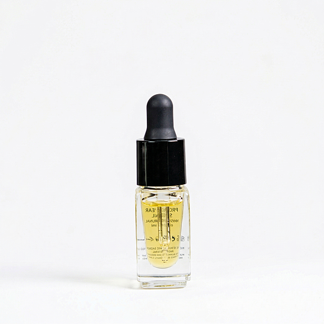 去掉图片左前方的logo文字，保留产品和纯净纯白背景不变，维持产品精修后的质感，保留瓶身原有文字