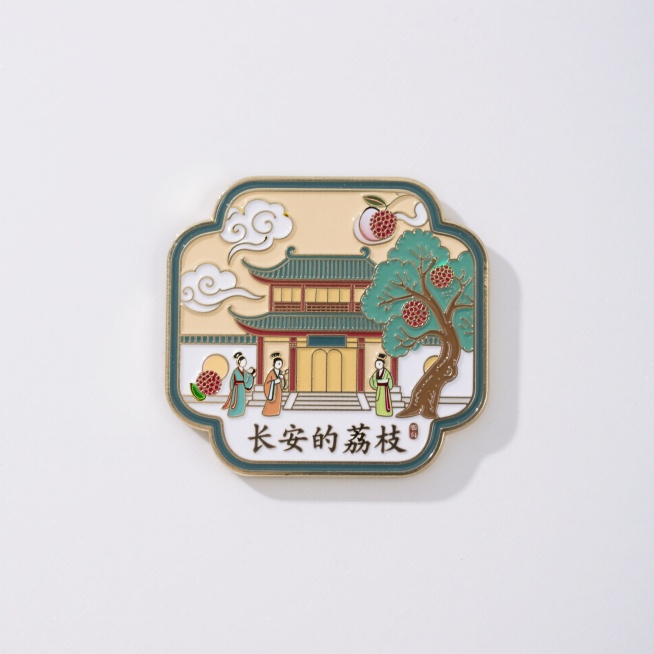 金属珐琅冰箱贴，荔枝，古风建筑造型，祥云、荔枝树、古装人物装饰而成，不规则边框，下方金字写着“长安的荔枝”预览效果