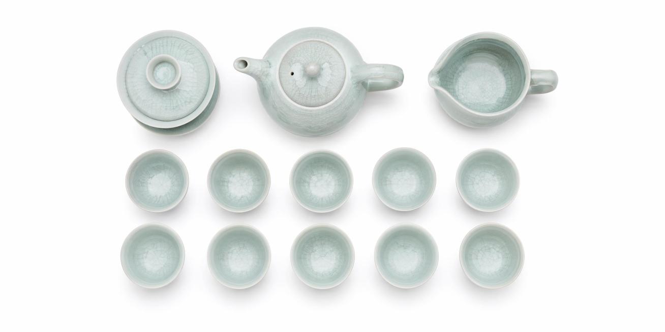 [主图] 玉青瓷茶具俯视图；[氛围风格] 干净简洁的商业产品展示风格；[画质] 商业摄影质感、光线柔和通透、产品清晰真实、画面干净高级；[元素] 整套玉青瓷茶具从上向下俯视展示，完整呈现茶具顶部造型和预览效果