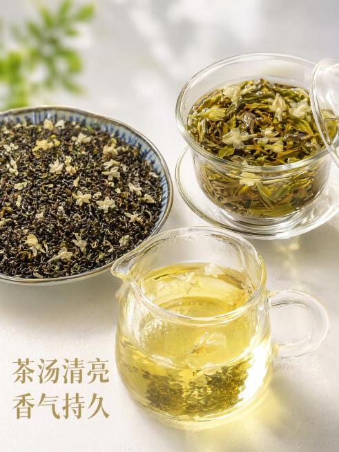 [主图-3] 茉莉飘雪冲泡后茶汤展示对比图
[氛围风格] 通透鲜爽，突出茶汤清澈黄绿质感
[画质] 商业茶品摄影，通透干净，质感高级
[元素] 左侧放干茶原叶，右侧放冲泡后舒展叶底的玻璃盖碗，前方放置预览效果