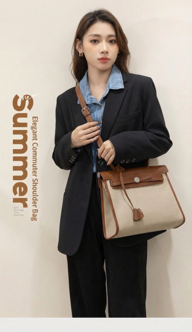 产品主体（包包）位于画面绝对正中心，垂直居中，水平居中，包包占据整个画面的 60%-80%，顶部空白区域与底部空白区域高度严格相等，严禁偏下，严禁贴边，严禁切图。正视，平视。保留1个米白拼棕色帆布拼接预览效果