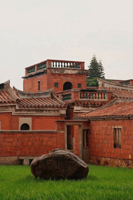 将图片底部的草地修改为绿草如茵，保持其余建筑和景物不变预览效果