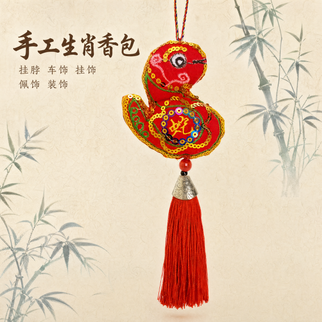 [主图-1] 手工生肖蛇香包产品信息图首图
氛围为国风传统喜庆，中式新年吉祥寓意，商业摄影质感，光线柔和通透，产品清晰真实，画面干净高级。红色手工刺绣生肖蛇香包居中展示，保留原产品外观、颜色、刺绣亮片预览效果