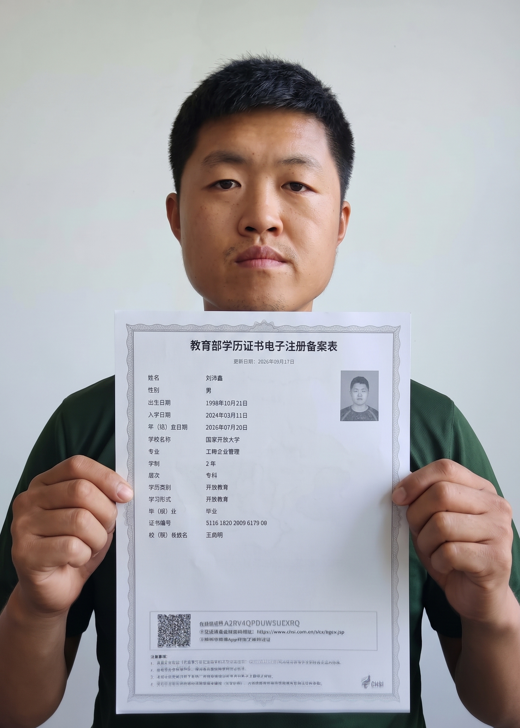 让这个人手持这张纸 - 图片创意预览