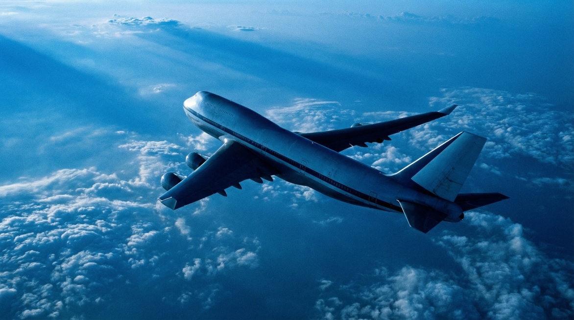 一架飞机在高空飞行，天空泛着蓝色的冷光，光影层次分明，国家地理摄影风格，大师作品级预览效果