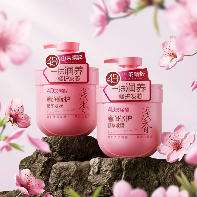 商业产品摄影，画面中是两瓶哑光质感的粉色洗发水，配有同色按压泵头。两瓶洗发水产品放置在深褐色粗糙的岩石上，形成质感对比。周围环绕着大量盛开的粉色桃花，花瓣细腻，前景和背景中有虚化的花朵和飘落的花瓣。背预览效果