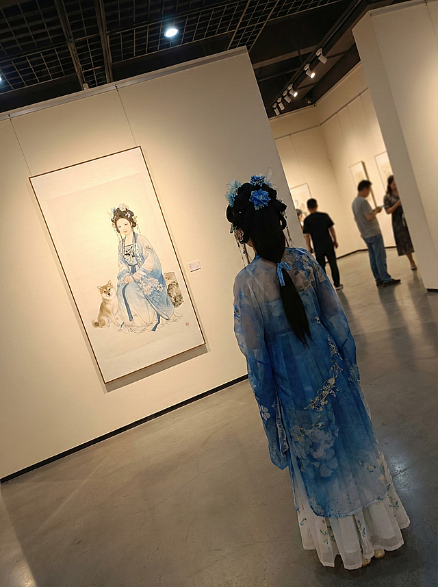 工笔水墨交融，古典仕女与青狐静谧相依，蓝白晕染间尽显中式唯美意境，文艺雅致，如诗如画。