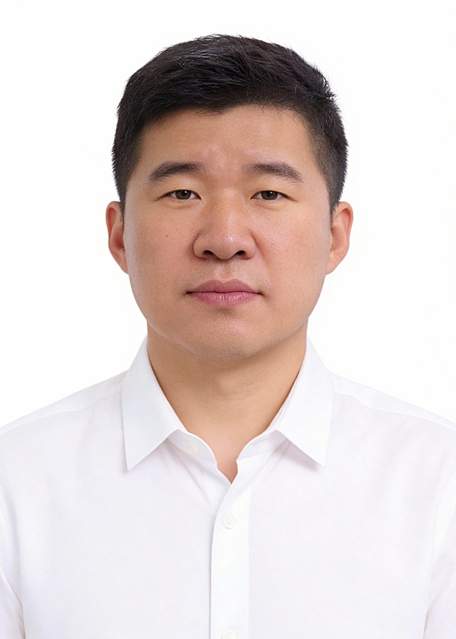 一个男生，职场证件照，干净的白色背景，白衬衫