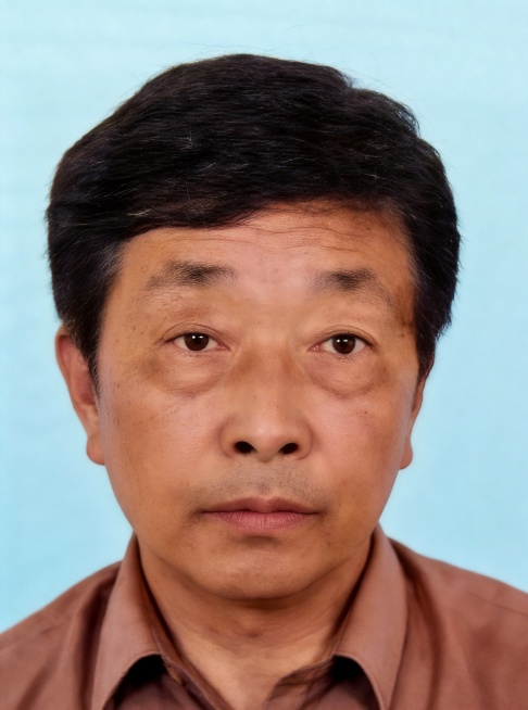高精度重建修复照片所有划痕、褶皱、污渍、破损，修复变色和缺失的细节，呈现出丰富真实自然的色彩，严格保持五官面部特征不改变，达到超高清4K画质预览效果