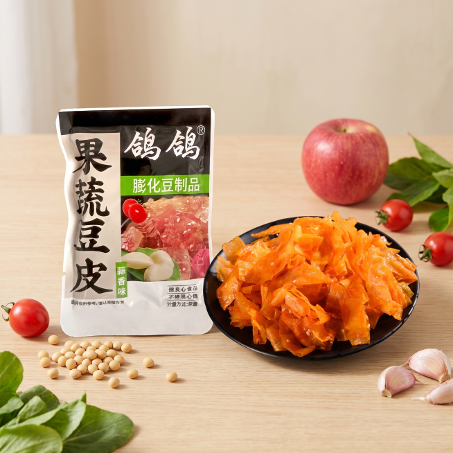 将鸽鸽果蔬豆皮零食和做好的豆皮成品放入简约桌面场景，用新鲜的苹果、西红柿、大豆作为点缀，整体干净自然，产品突出，适合电商商品展示预览效果