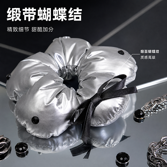 [主图-3] 花朵发圈背面展示 缎带蝴蝶结细节。
[氛围风格] 高级质感 细节展示 潮牌静物摄影。
[画质] 商业摄影质感 光影精致 材质纹理清晰。
[元素] 画面中央展示银色花朵发圈背面 黑色缎带蝴蝶结朝向镜头 蝴蝶结丝带自然垂落飘逸；发圈放置在银色镜面台面上 下方有柔和倒影；背景为深灰色渐变 带有微弱几何线条；周围点缀黑色水钻和银色链条装饰；保持发圈背面外观（缎带蝴蝶结 充棉花瓣背面 银色亮面）与输入产品图一致 杜绝变形。
[光影] 顶部柔光主光 打亮发圈银色表面和缎带光泽；侧光勾勒花瓣边缘和蝴蝶结丝带；镜面有清晰倒影；整体暗调高级感 突出银色和黑色对比。
[配色] 主色深灰暗调；辅色银色高光；强调色黑色缎带。
[视角构图] 45度俯视 发圈为视觉中心 景深较浅 背景虚化。
[文字版式] 左上主文案「缎带蝴蝶结」大号粗体白色字 副标题「精致细节 甜酷加分」小号银灰色字；右侧引线标注「缎面蝴蝶结 质感高级」。文字不遮挡产品主体。
[输出要求] 1:1比例 文字清晰可辨 超高清商业摄影质感。
[负向提示词] 变形 文字错乱 产品图模糊 背景杂乱 水印 电商平台Logo。