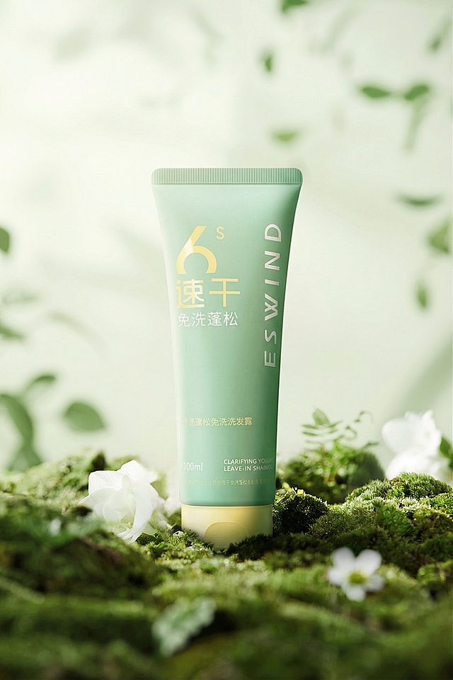 将浅绿色的免洗蓬松洗发露产品自然融入清新苔藓绿植背景中，保持产品Logo和文字原样不变，产品物理结构无扭曲。光影匹配：背景光线柔和偏上方，产品受光面均匀，底部生成自然柔和的投影，近实远虚；环境色交互：背景的绿色轻微映射到产品暗部边缘；边缘处理：消除抠图白边，添加轻微光晕溢出效果，实现真实自然的融合。