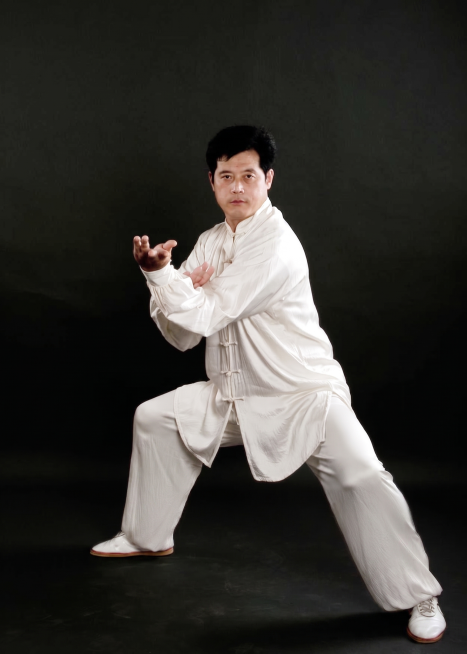 将图中人物的皮肤颜色调白一些，同时把人物的衣服颜色也调白一些，保持原有姿势、背景和整体构图不变预览效果