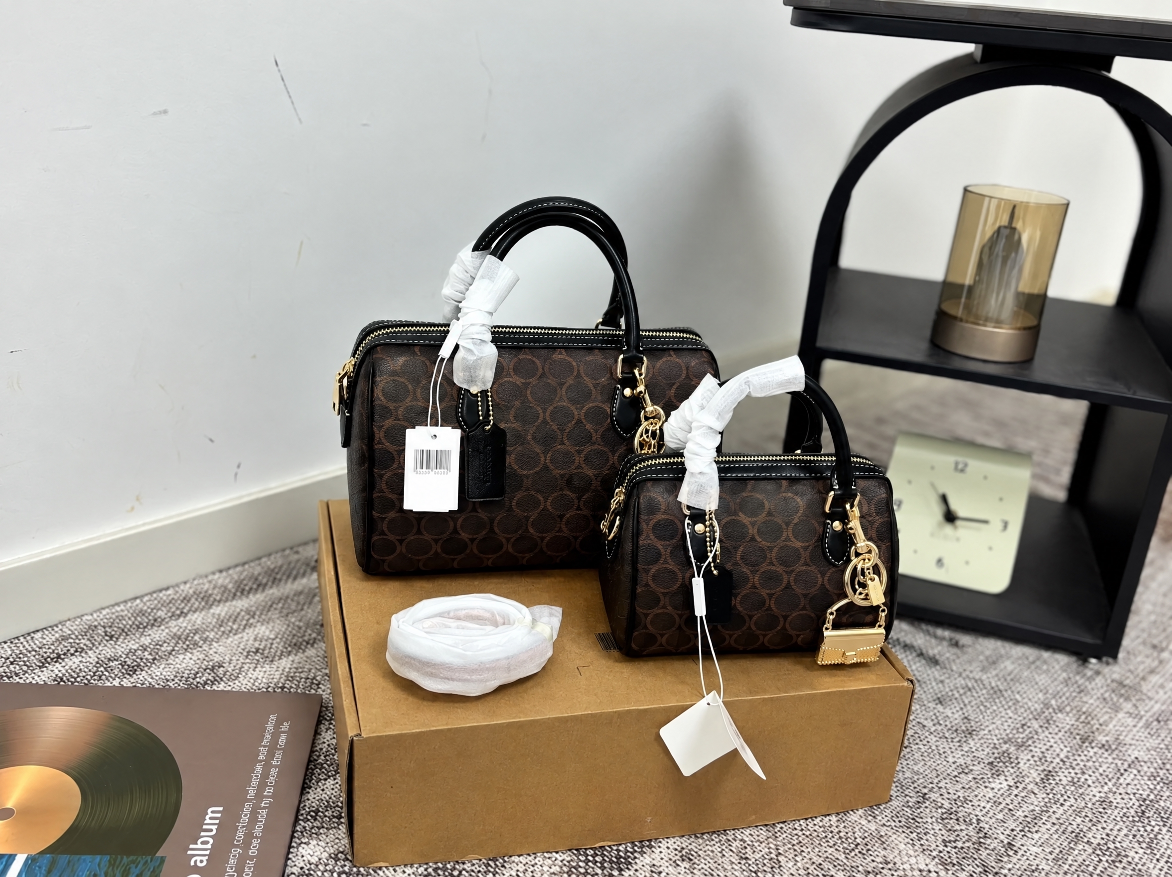 去掉图片中所有的COACH品牌LOGO和文字，包括包身金属LO… - 图片创意预览