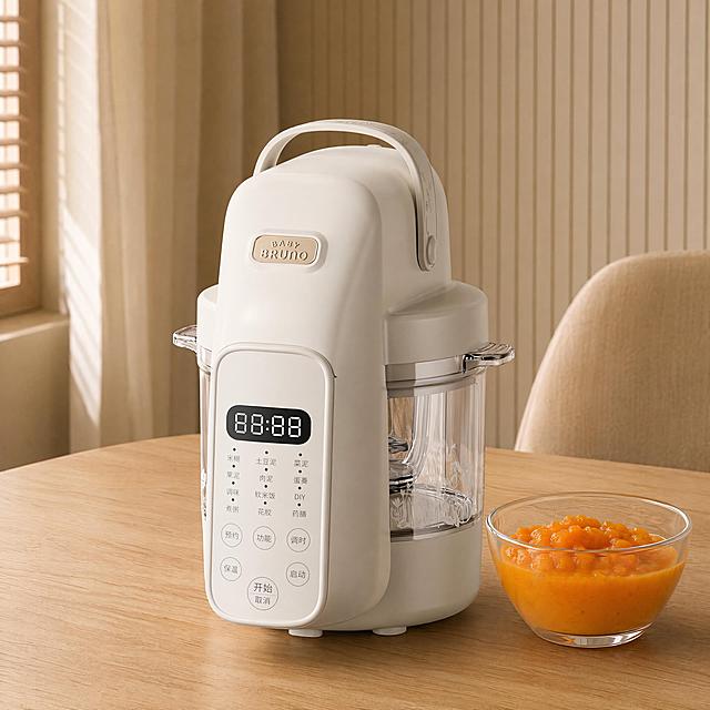 婴儿辅食机，严格参照上传产品图https://gdesign-dam-hz.dancf.com/37243984047883333/8c6e369c777a448f8c7effc5ca732594.jpg，完整保留所有可见组件、部件、轮廓、结构、比例、材质、颜色与产品本体上的文字信息，与上传图完全一致；自然融入场景光影，与场景共处同一物理空间。
室内家居桌面，奶油暖咖温馨色调。
放置在浅原木餐桌，辅食机右侧搭配一碗做好的宝宝辅食泥，还原参考图的产品展示组合。
柔和左侧窗暖光，还原参考图自然光方向，产品受光面泛起奶咖暖色、暗部映射原木浅棕光晕，与环境物理融合。
产品居中放置，中景构图。
视角相对参考图微偏15°。
全量换款清单：①承载桌面：参考图浅米黄纹理餐桌 → 生成图浅橡木原木纹理餐桌（同为实木材质，换纹理颜色）；②背景墙面：参考图浅奶茶转角墙面 → 生成图浅奶咖竖纹墙面；③右侧餐椅：参考图棕色弧形餐椅 → 生成图浅棕色布艺餐椅；④辅食碗：参考图玻璃碗装黄色南瓜泥 → 生成图透明玻璃碗装胡萝卜南瓜泥（同玻璃碗品类，保留辅食搭配，换细节）。
消除参考图中的营销文字和底部广告语。
参考相似度80%，4K分辨率，严格锁定宽高比为1:1。