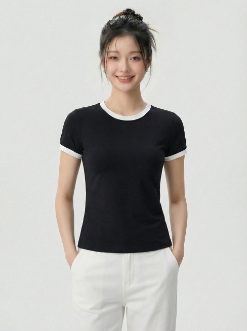 请帮我把第二张图的上衣和裤子穿到第一张图的模特身上，其他不变，生成两张图片，不同的动作，图片比例3:4，模特上半身图，展示到大腿中部，需要完整显示模特的脸。纯色背景浅灰色、整体风格简约时尚，光线明亮，预览效果