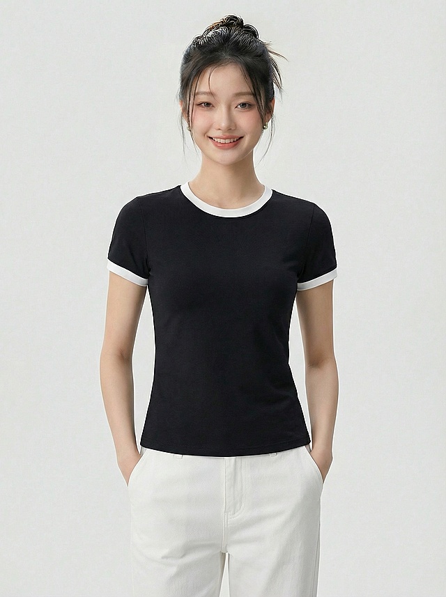 请帮我把第二张图的上衣和裤子穿到第一张图的模特身上，其他不变，生成两张图片，不同的动作，图片比例3:4，模特上半身图，展示到大腿中部，需要完整显示模特的脸。纯色背景浅灰色、整体风格简约时尚，光线明亮，画面质感细腻，呈现出时尚穿搭与生活气息结合的展示风格，突出服装的搭配效果。真实自然。