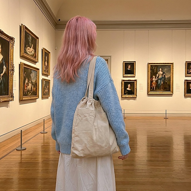 再生成四张和上面不同场景的图片