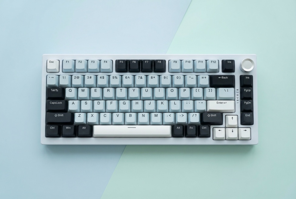 将图中的键盘放在画面居中位置，背景替换为和键盘淡蓝色色调协调的清新简约背景，整体风格和谐统一预览效果