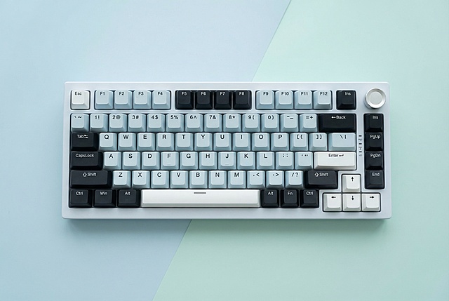 将图中的键盘放在画面居中位置，背景替换为和键盘淡蓝色色调协调的清新简约背景，整体风格和谐统一