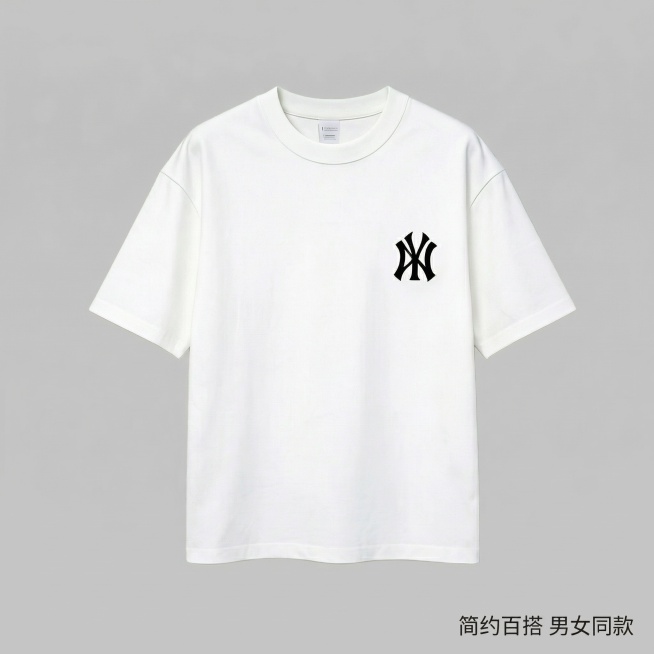 修改商品主图，保留原白色短袖T恤产品。背景替换为浅灰色高级纯色，右下角的文字“简约百搭 男女同款”修改为设计感艺术字，字体简洁时尚。产品主体保持居中，整体风格高级简约，商业精修质感。预览效果