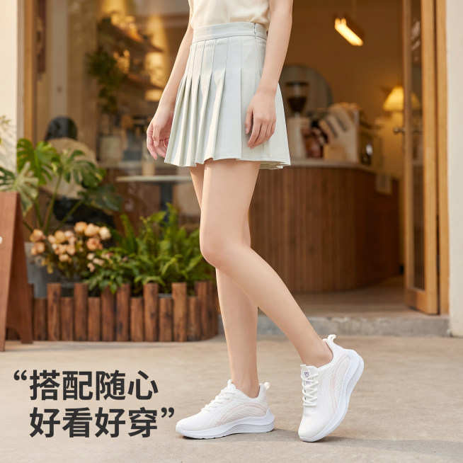 [详情图 8] 飞织网面运动鞋日常穿搭展示。[氛围/风格] 生活化休闲风，商业摄影质感，自然光线柔和，画面干净高级。[元素/光影] 年轻女生搭配这款运动鞋搭配百褶短裙，站在咖啡店门口，背景虚化突出鞋子预览效果