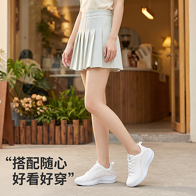 [详情图 8] 飞织网面运动鞋日常穿搭展示。[氛围/风格] 生活化休闲风，商业摄影质感，自然光线柔和，画面干净高级。[元素/光影] 年轻女生搭配这款运动鞋搭配百褶短裙，站在咖啡店门口，背景虚化突出鞋子，自然日常氛围。保持鞋子外观（物理结构、材质质感、颜色）与输入产品图绝对一致，杜绝任何变形和色差，精细化处理。鞋子为视觉重点。[配色色系] 鞋子白色，穿搭浅色系，背景暖调自然色。[视角构图] 中景平视，展示全身穿搭，背景虚化突出鞋子。[文字版式] 左下角文字“搭配随心 好看好穿”，深灰色字体，不遮挡鞋子，安全边距留白。[比例分辨率] 1:1 比例，2k 分辨率，文字清晰可辨，超高清。[负向提示词] 变形，水印，文字错乱，产品模糊，背景杂乱，遮挡鞋子，颜色偏差。